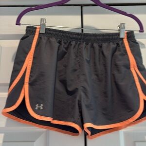 Women’s under armour activewear short size small.